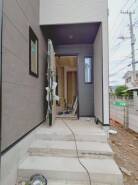 1号棟 ポーチのついた新築分譲物件。玄関の印象はいかがでしょうか？入口からご覧ください。
