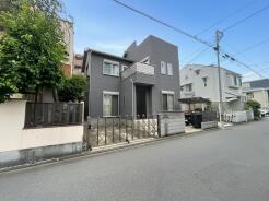 洗練されたダークトーンの外観が、街並みに落ち着きと深みをもたらし、住まう方の日常を穏やかに演出します
