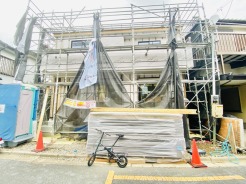 JR京浜東北・武蔵野線「南浦和」駅東口徒歩１分、提携駐車場もあります。エステート白馬南浦和店までお気軽にお問い合わせください。
