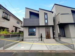 洗練されたフォルムが際立つ外観。街並みに調和する落ち着いた色合いが、品のある佇まいを演出します