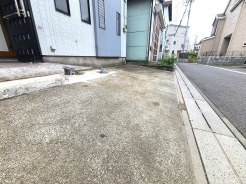 マイカースペースを１台分確保。現地で車幅と共にご確認ください。
