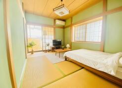 木目と淡い色合いが調和する、心落ち着く柔らかな空気が流れる住まいの一室です

CGで家具を配置しております。家具配置のイメージにご覧ください。
