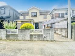 穏やかな街並みに溶け込む、落ち着いた佇まいの外観です。住まうほどに愛着が深まるような、家族の日常を優しく受け止めてくれる心地よい空気が漂っています
