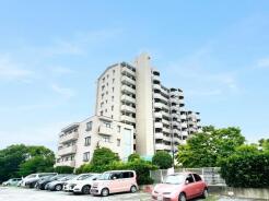 周囲の豊かな緑と調和し、街の景観に落ち着きをもたらす端正なフォルムが暮らしの安心感を高めます
