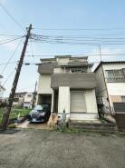 駐車が苦手な方にも嬉しい、前面６ｍ道路に面した住まい。
