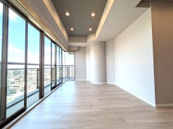 天井の意匠と調和するモダンなデザインが、住まう方の感性を刺激する上質な室内環境です
