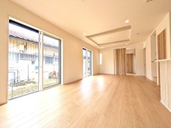 天井の意匠が空間に奥行きを生み出しています。洗練された広がりの中で、ゆとりある暮らしが叶います