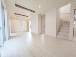 洗練された内装が空間全体に調和を生み、日々の暮らしに静かな安らぎを与えてくれる室内です

