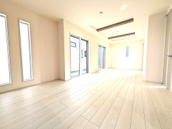天井のデザインが奥行きを感じさせ、視覚的な広がりを生む住まい。静かで落ち着いた時間が流れます
