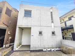 JR京浜東北・武蔵野線「南浦和」駅東口徒歩１分、提携駐車場もあります。エステート白馬南浦和店までお気軽にお問い合わせください。
