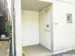 外観に合わせたデザインの玄関です。
