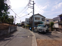 通路の奥に建物があるのでプライベート空間が守られているので静かに過ごせそうですね。