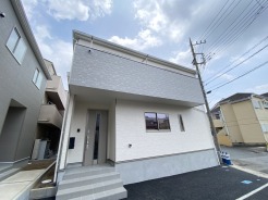 洗練されたフォルムと落ち着いた色調が調和し、街並みに美しく馴染む端正な佇まいが魅力の住まいです。