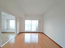 余白の美しさを感じるシンプルな空間。窓の外に広がる景色が、暮らしに静かな彩りを添えてくれます
