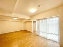 濃いめの木目調が、白い壁紙にマッチして木の暖かさを演出してます。

