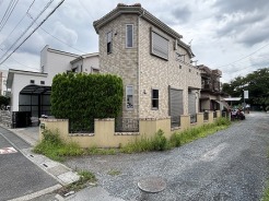 街並みに落ち着いた表情を添える、趣あるタイル貼りの外観が住まう方の日常を穏やかに包み込みます。