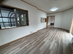 木の温もりを感じる風合いと、すっきりと整えられた空間が日々の暮らしに穏やかな心地よさをもたらします。