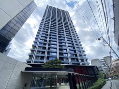 洗練されたフォルムが空に向かって伸びる、街の景観に凛とした存在感を放つ住まい。