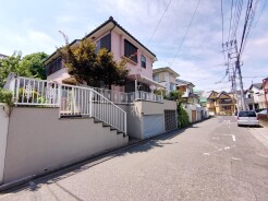 住居への階段もなだらか。住戸へのアクセスも良好。