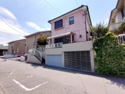 前面道路広々、駐車もラクラクです