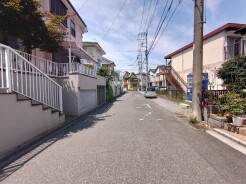 見通しの良い通りに面しています