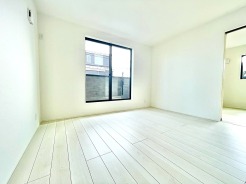 柔らかな明るさが広がる室内。無駄のないシンプルな構成が、洗練された心地よさを感じさせます