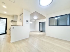 清潔感のある色使いが、空間全体に穏やかな広がりと心地よい開放感をもたらしています

