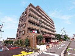 街並みに馴染む落ち着いた佇まいが、日々の暮らしに安心感をもたらしてくれる風格ある外観です。