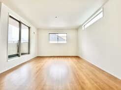 解放感あふれる２階リビングは、自然に光と風に恵まれます。
