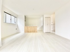 ご家族みんながゆったりくつろげる広々リビング。