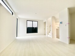ご家族みんながゆったりくつろげる広々リビング。
