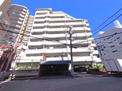 JR京浜東北・武蔵野線「南浦和」駅東口徒歩１分、提携駐車場もあります。エステート白馬南浦和店までお気軽にお問い合わせください。
