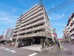 JR京浜東北・武蔵野線「南浦和」駅東口徒歩１分、提携駐車場もあります。エステート白馬南浦和店までお気軽にお問い合わせください。
