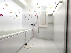 清潔感のある白を基調とした、遊び心を感じさせるデザインが特徴的です
