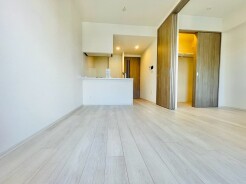 明るい色使いで開放感を高めた室内。無駄のないミニマルな造りが、落ち着きのある日常を叶えてくれます
