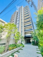落ち着いた色調が美しい外観。植栽に囲まれたエントランスが、日々の暮らしに静寂と彩りを添えます

