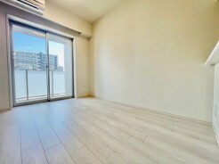 窓から入る自然な明るさが、お部屋全体を柔らかく包み込み、心地よい開放感を感じさせてくれます
