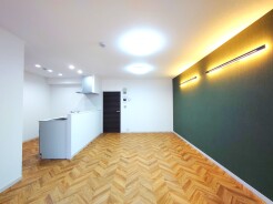深みのあるアクセントクロスが落ち着いた雰囲気を演出する心地よい空間です

