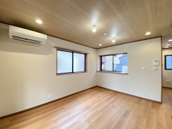 天井の木目が温もりを添えるシンプルで居心地の良い空間です
