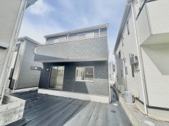澄み渡る青空のもとで心地よい時間を過ごせる落ち着いた佇まいの外観です