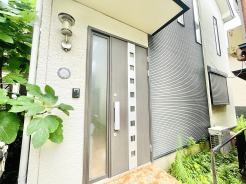 落ち着いたデザインの玄関です。
