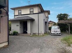 落ち着いた色合いの外壁が印象的な、穏やかな街並みに馴染む佇まいが広がります