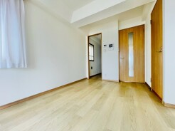 木目の質感が優しく広がる、心地よい一体感のある空間が日々の暮らしを穏やかに整えます
