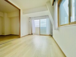 木の温もりが広がるナチュラルな空間で心安らぐ穏やかな時間を過ごせる室内です
