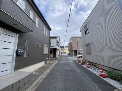 前面道路含む外観