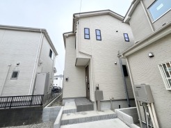 白壁の陰影が、建物の立体感を際立たせています。