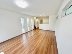 新しい暮らしを彩る、開放的で温かな空間。