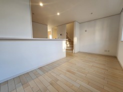 解放感あふれる２階リビングは、自然に光と風に恵まれます。
