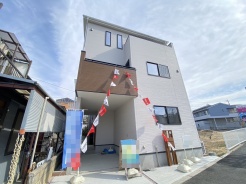 空に広がる青と白のコントラストが、心地よい開放感を演出する邸宅