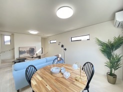 温もりを感じる空間で、穏やかな時間が流れます。